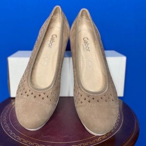 GABOR Comfort Suede Nude Wedge Cut Out Slip on in Like New Condition